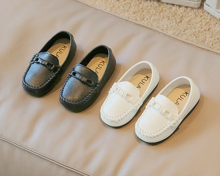Kore tarzı günlük çocuk ayakkabısı, yumuşak tabanlı. Erkek bebekler için deri slip-on ayakkabılar. Kolay giyilir, rahat.