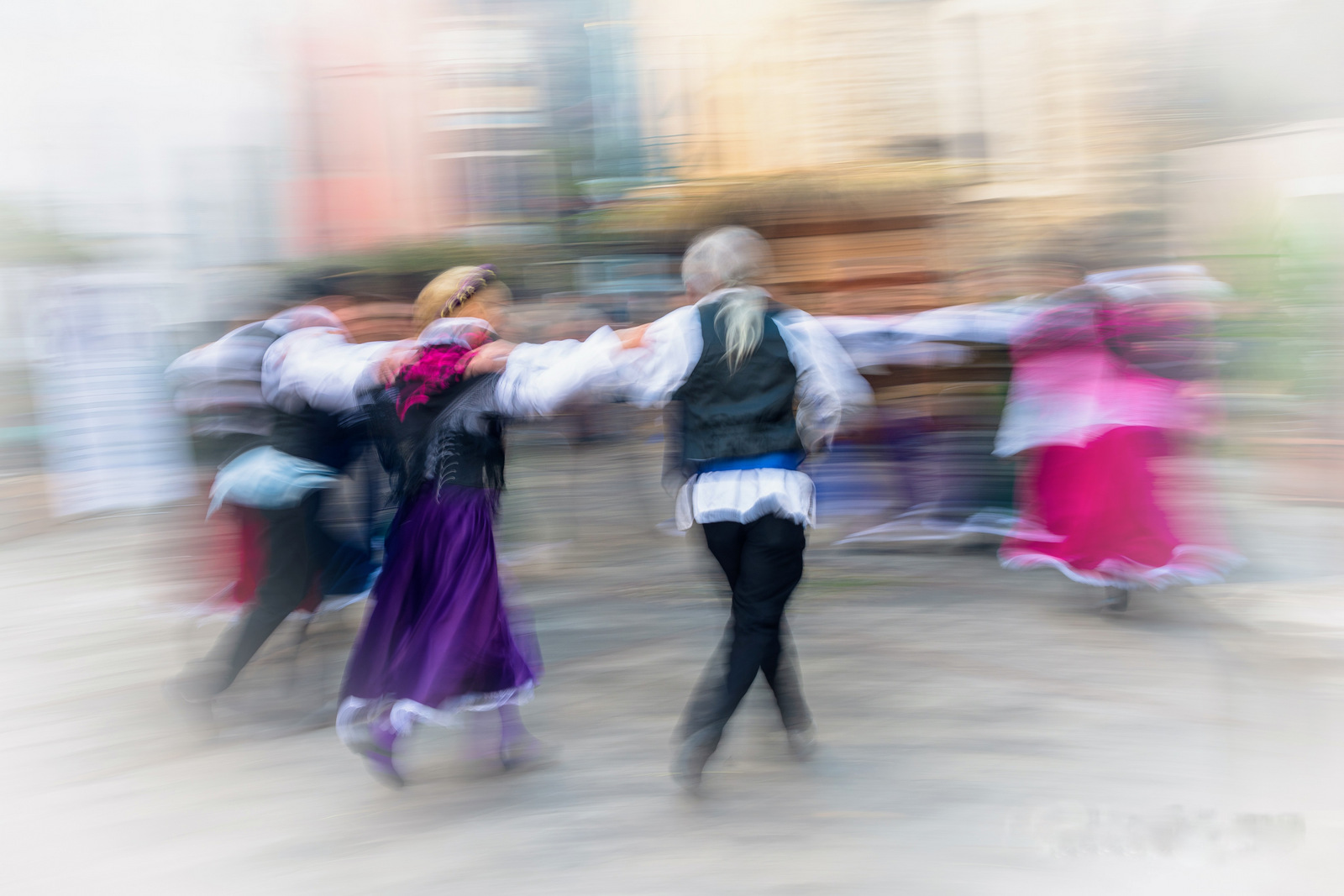 Balli tradizionali in piazza. di roberta_sala