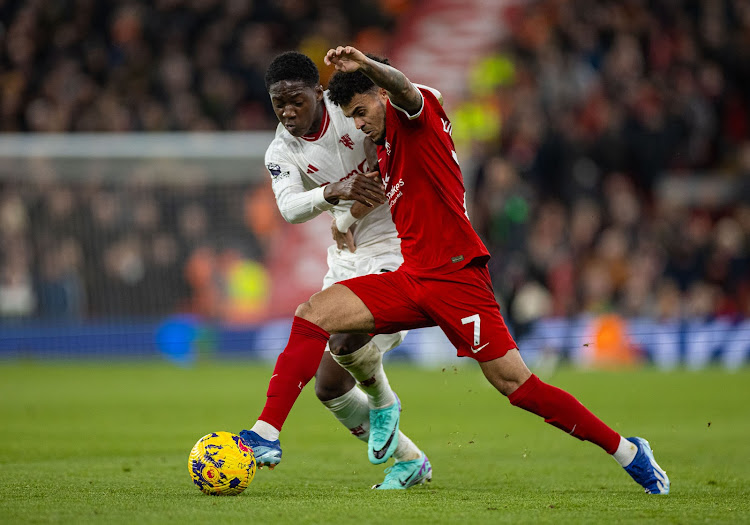 Manchester United's Kobbie Mainoo (L) challenges Liverpool's Luis Diaz