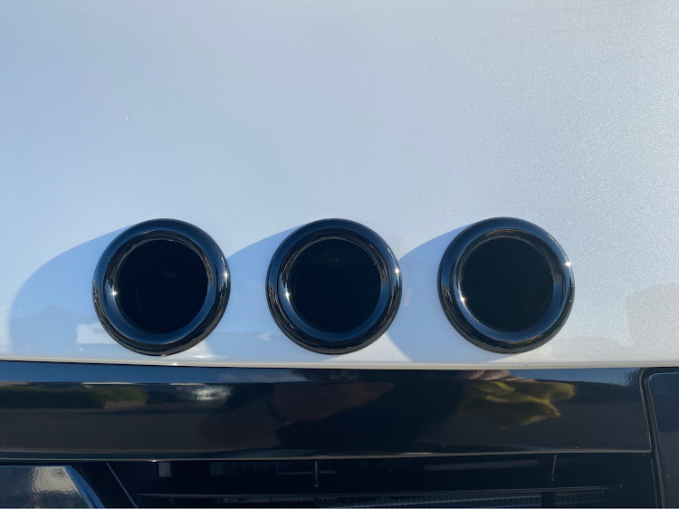 ハイエースの200系ハイエース・ハイエースカスタム・ボンネットダクト加工・割といい感じ・DIYに関するカスタム事例の投稿画像2枚目