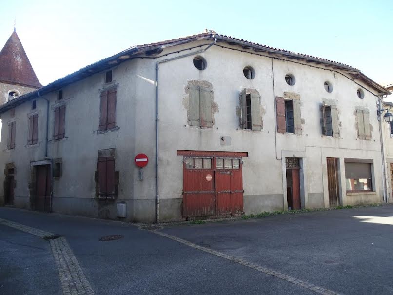 Vente maison 6 pièces 192 m² à Chabanais (16150), 27 500 €