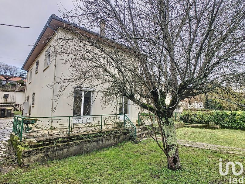 Vente maison 6 pièces 126 m² à Voeuil-et-Giget (16400), 169 500 €