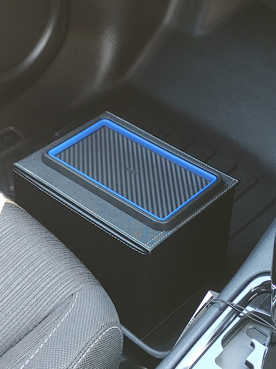 ハイラックスのノンスリップマット・内容物重複一個足りない・センターコンソールトレイ・ゴミ箱設置・ノンスリップトレイに関するカスタム事例の投稿画像11枚目