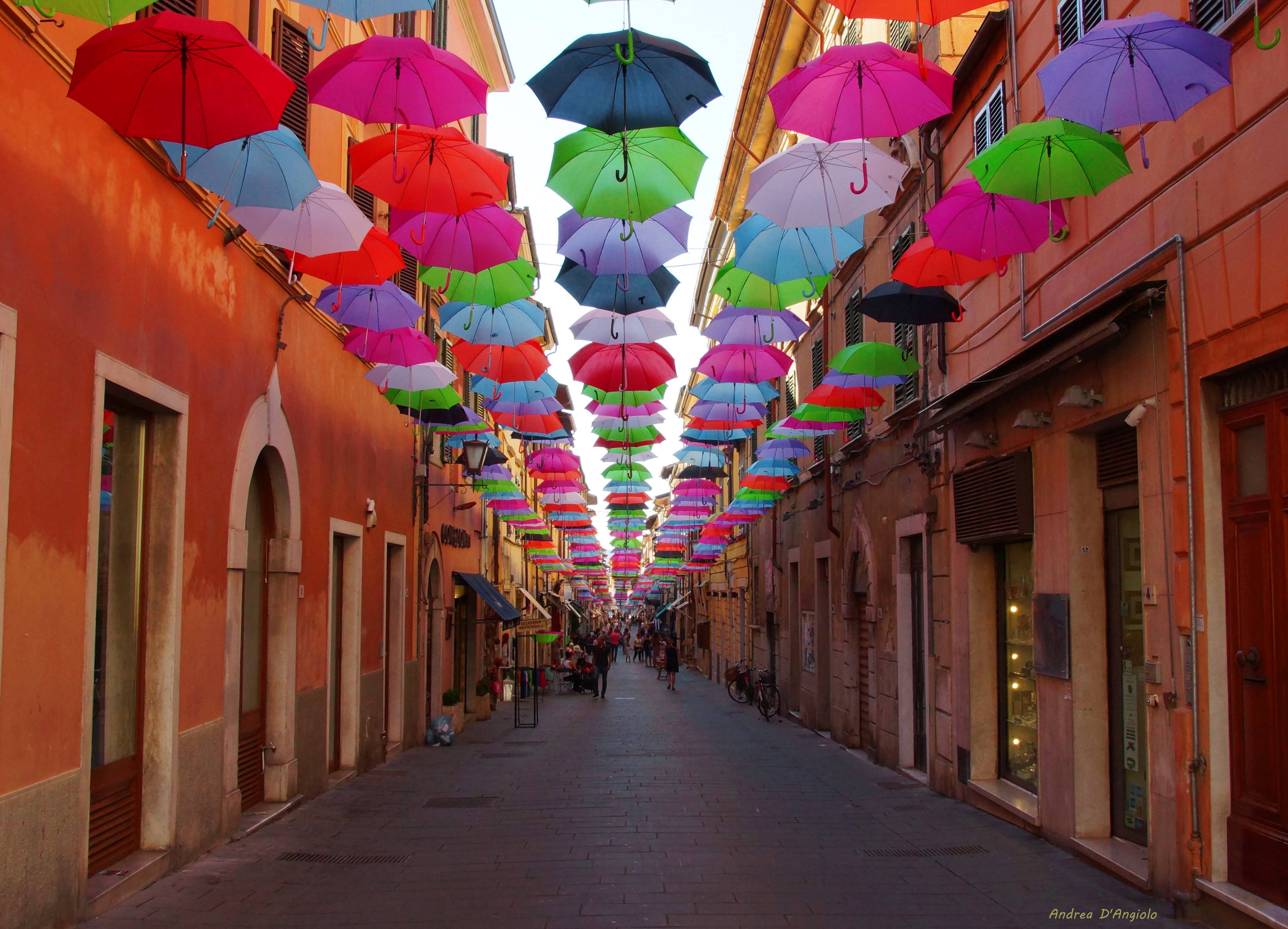 Pietrasanta, Lucca, Toscana, la strada principale della citt con ombrelloni colorati