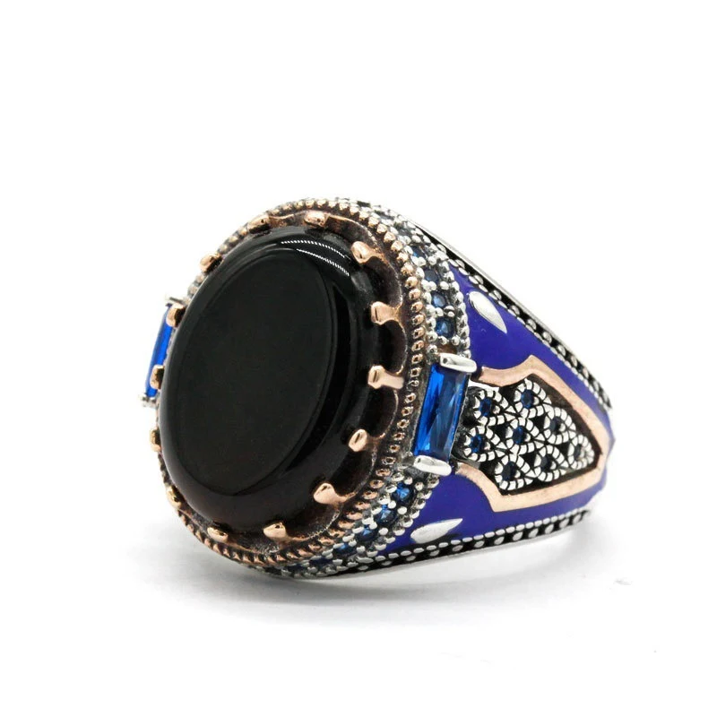Bague Homme Luxe Onyx Noir Rond. L'accessoire parfait pour les hommes d'affaires. Élégance intemporelle et style affirmé. Bijou de qualité.