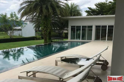 Swimming pool and loungers in front of modern house - House purchase in Phuket, 4 rooms, 4 bedrooms