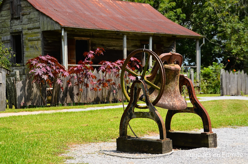 laura plantation - slave cabin