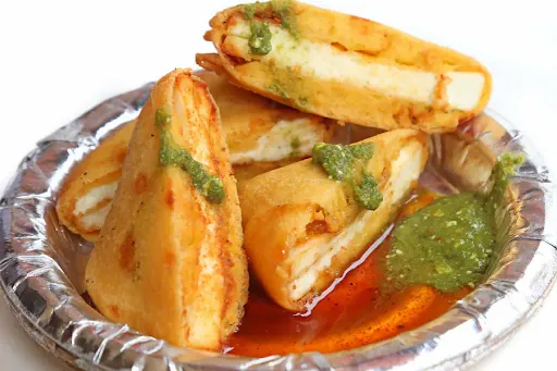 Paneer Pakoda (2 Pcs) (Green Chutney & Red Chutney)