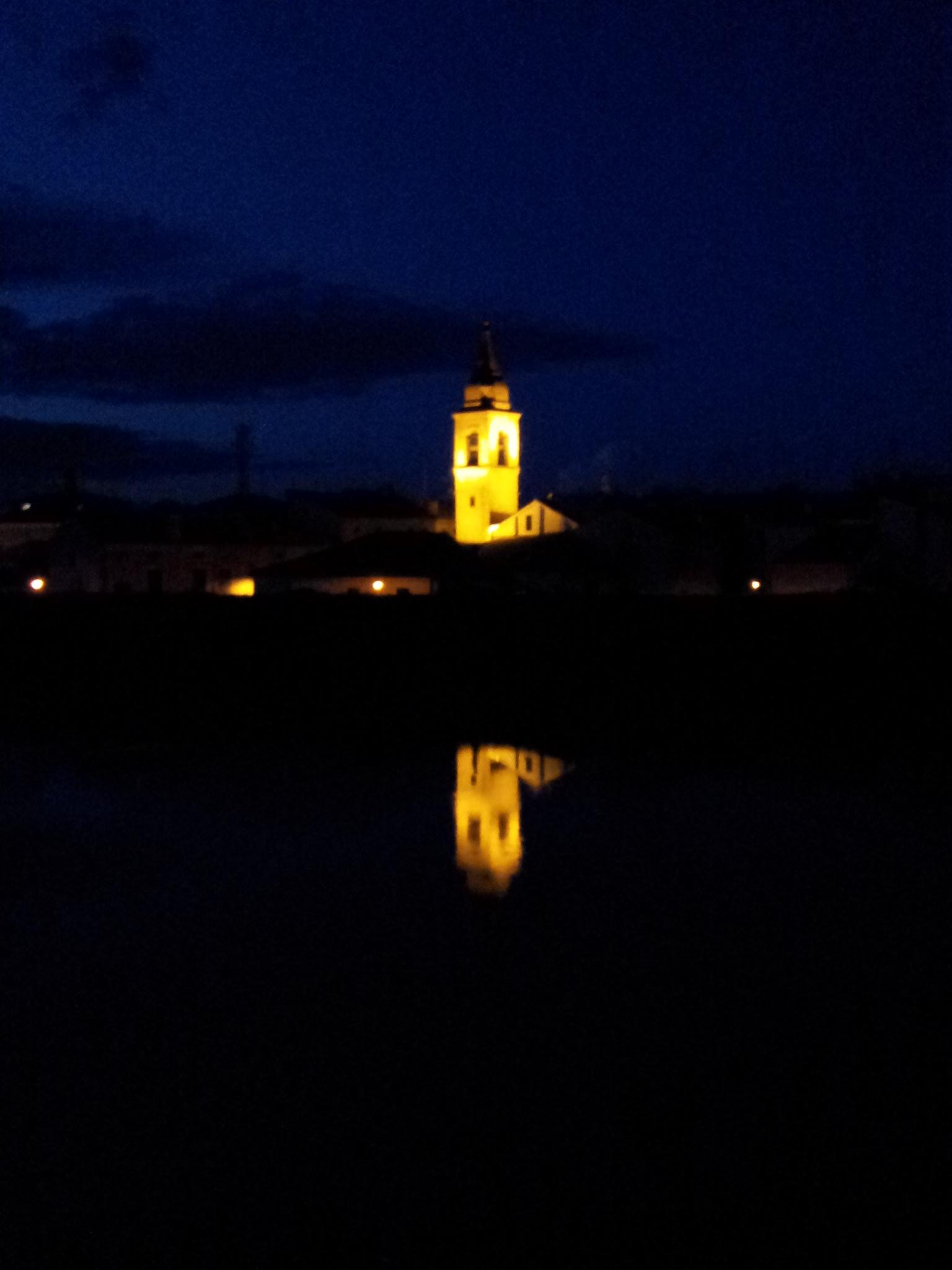 Riflessi notturni col fiume in piena di supergigi