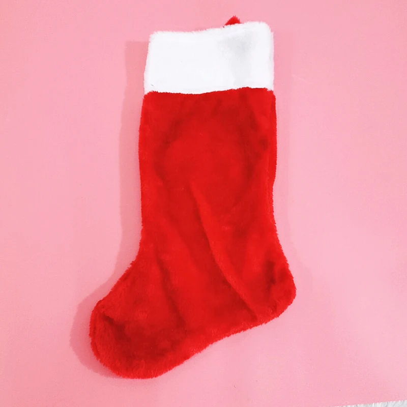Bolsas de Meias de Natal Vermelhas de Pelúcia Curta para Decorações. Enfeite sua casa com o espírito natalino e prepare presentes especiais.