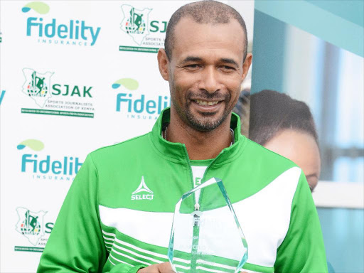 Gor Mahia coach Ze Maria with his Fidelity Insurance/Sjak coach of the month award /courtesy