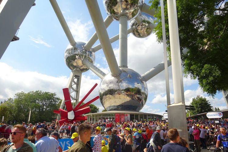 📷 🎥 Masaal opgekomen publiek leeft intens mee aan Atomium, Sagan-fans gaan uit hun dak