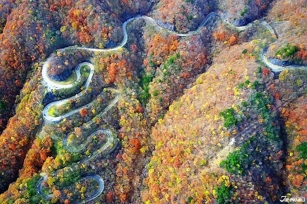 As estradas sinuosas de Irohazaka no Japão