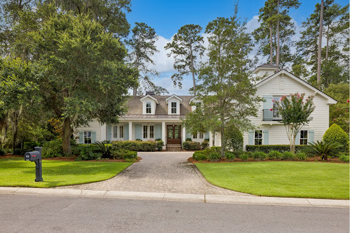 Luxury house for sale in Bluffton (United States) - White house with paved driveway and garden