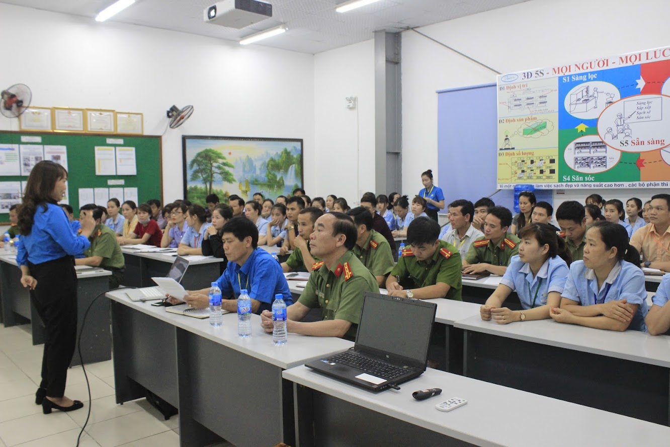 Đại diện liên đoàn lao động tỉnh Nghệ An trao đổi với 