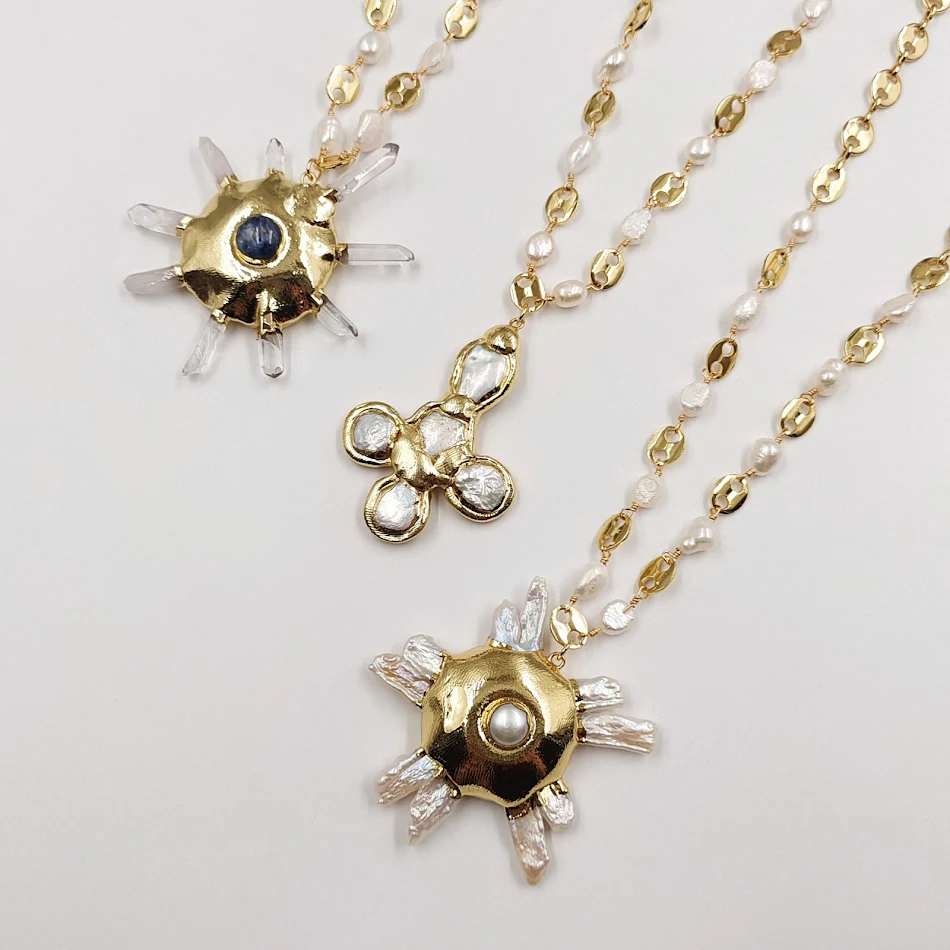 Collier pendentif long et exagéré en laiton, quartz cristal et perle d'eau douce. Design unique et élégant pour un look audacieux.