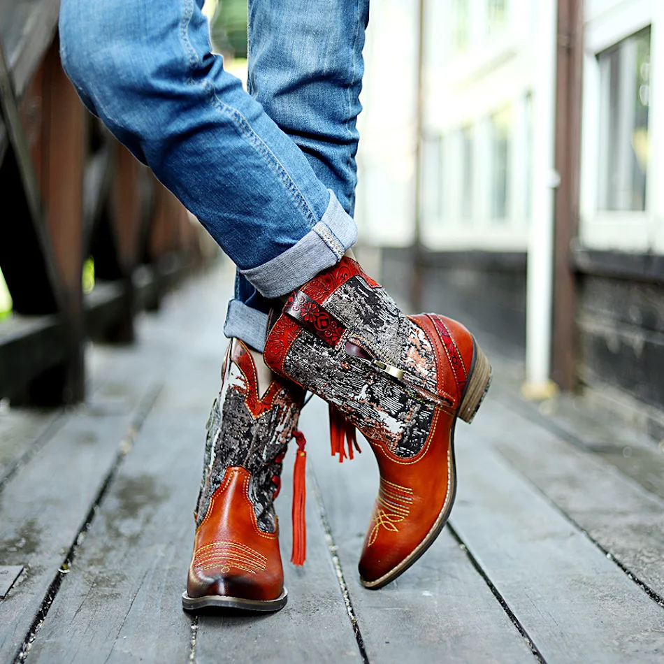 Bottes en jean avec cuir fin pour un look unique et confortable. Profitez du confort du denim et de l'élégance du cuir de qualité.