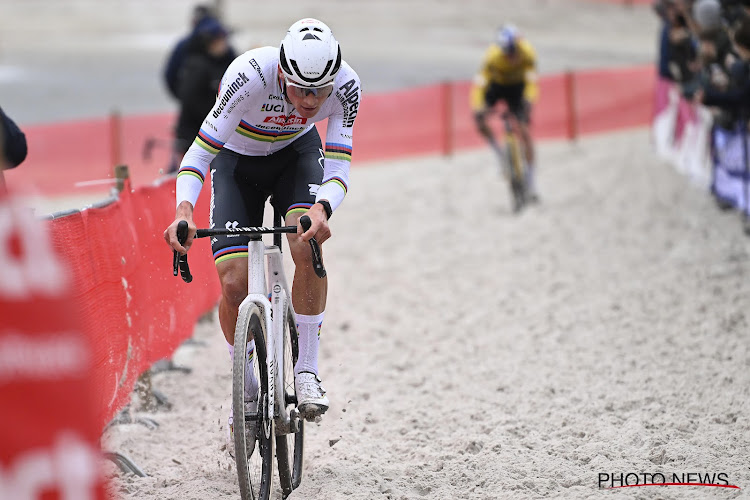 Mathieu van der Poel laat geen spaander heel van Wout van Aert in Mol