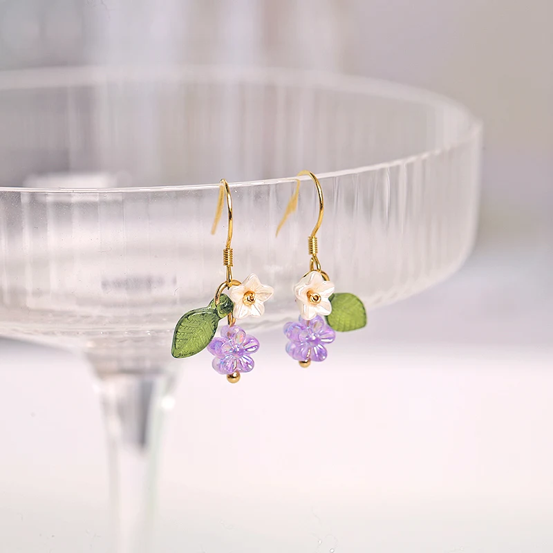 Boucles d'oreilles asymétriques orange en argent 925, un accessoire unique et élégant. Parfait pour un look tendance et audacieux.