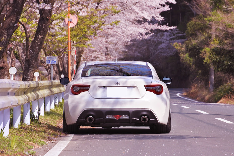 86のADVAN Racing TC4・桜と愛車・桜・ドライブ・白ホイールはいいぞに関するカスタム事例の投稿画像3枚目