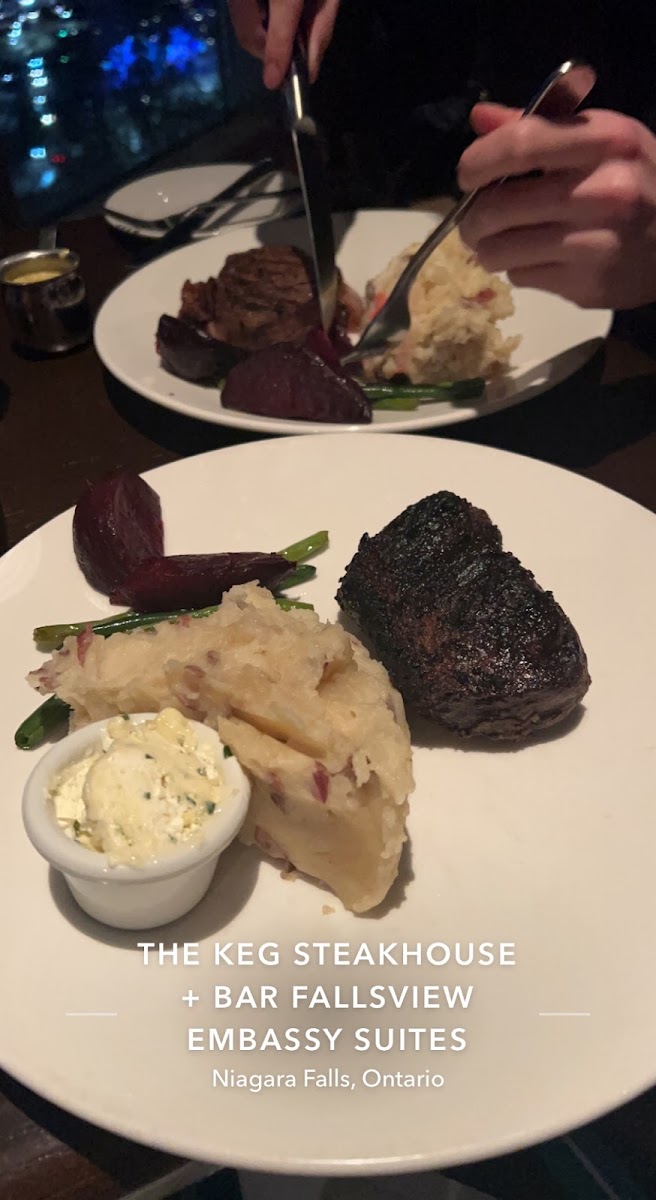 I got the fillet mignon with garlic butter and garlic mashed potatoes. So so good