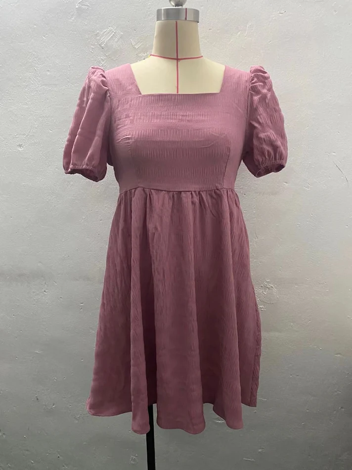 Robe courte femme mode col carré coupe ajustée manches courtes. Élégance et confort, parfait pour un look tendance et féminin en toute occasion.