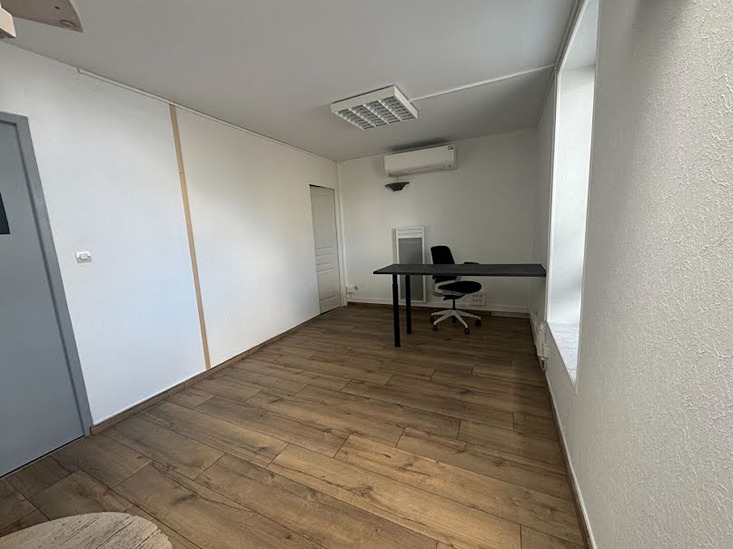 Location  locaux professionnels 4 pièces 60 m² à Navenne (70000), 930 €