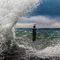 La furia del lago congelata con uno scatto di 