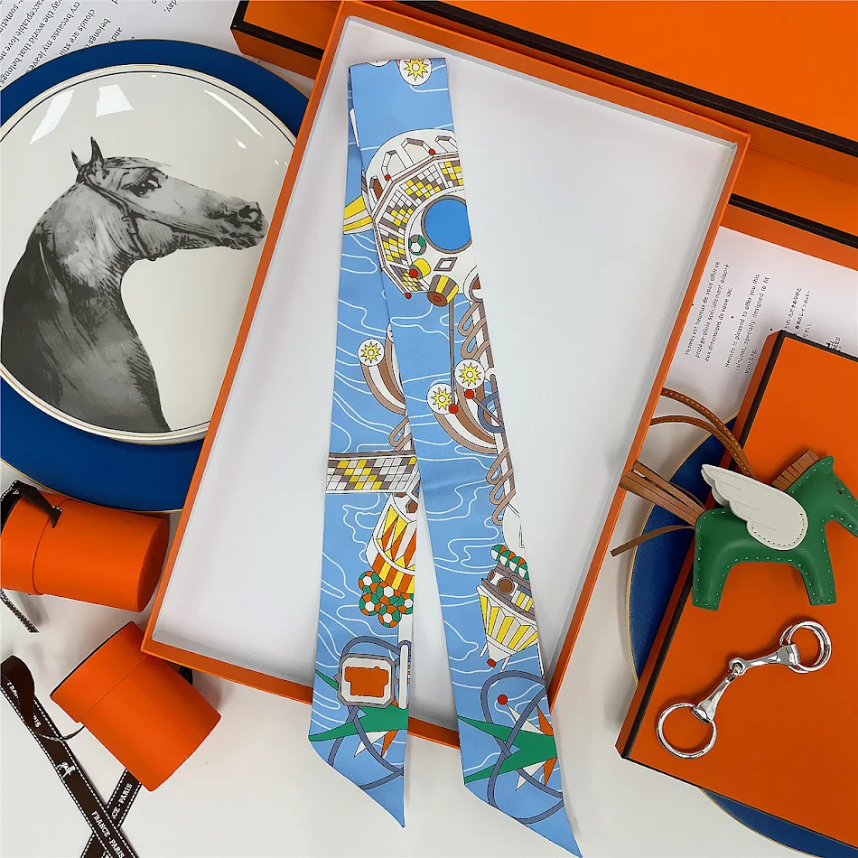 Mode armtas met zijden sjaal voor een elegante uitstraling. Draag je essentials in stijl en comfort, perfect voor elke outfit en gelegenheid.