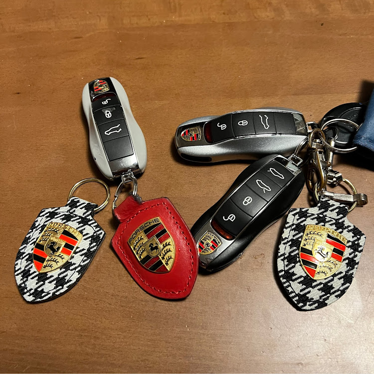 マカンのポルシェカップル・オソロ・ポルシェセンター静岡・プレゼントありがとう・グッズ購入に関するカスタム事例の投稿画像1枚目