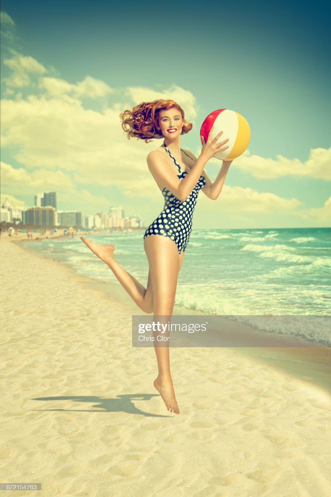 C:\Users\Valerio\Desktop\caucasian-woman-running-on-beach-carrying-beach-ball-picture-id672154763.jpg