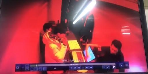 <i>Nhân viên trong câu lạc bộ của Seungri bị tố có thái độ không đúng với khách hàng</i>