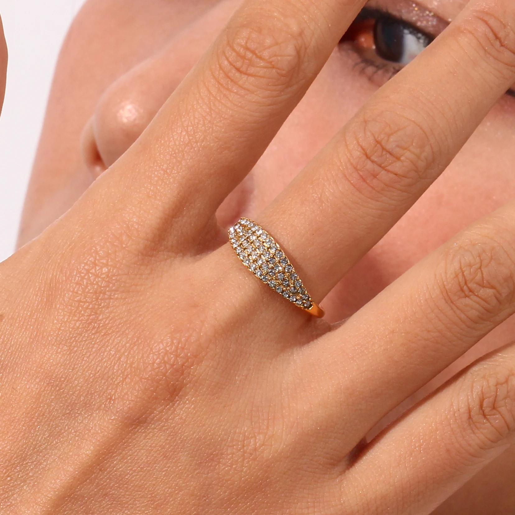 Title 2, Bague Ceaza Paved Gold, un bijou élégant pour f...