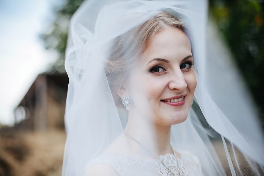 Wedding photographer Arina Miloserdova (miloserdovaarin). Photo of 4 October 2015