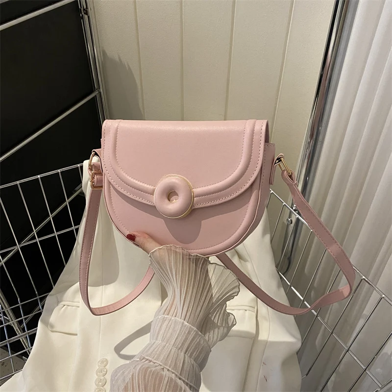 Bolsa feminina com design especial, textura diferenciada e alça de ombro única. Uma bolsa sob o braço estilosa e funcional, perfeita para mulheres.