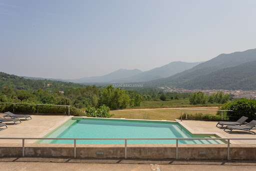 Corps de ferme avec dépendances et jardin 5