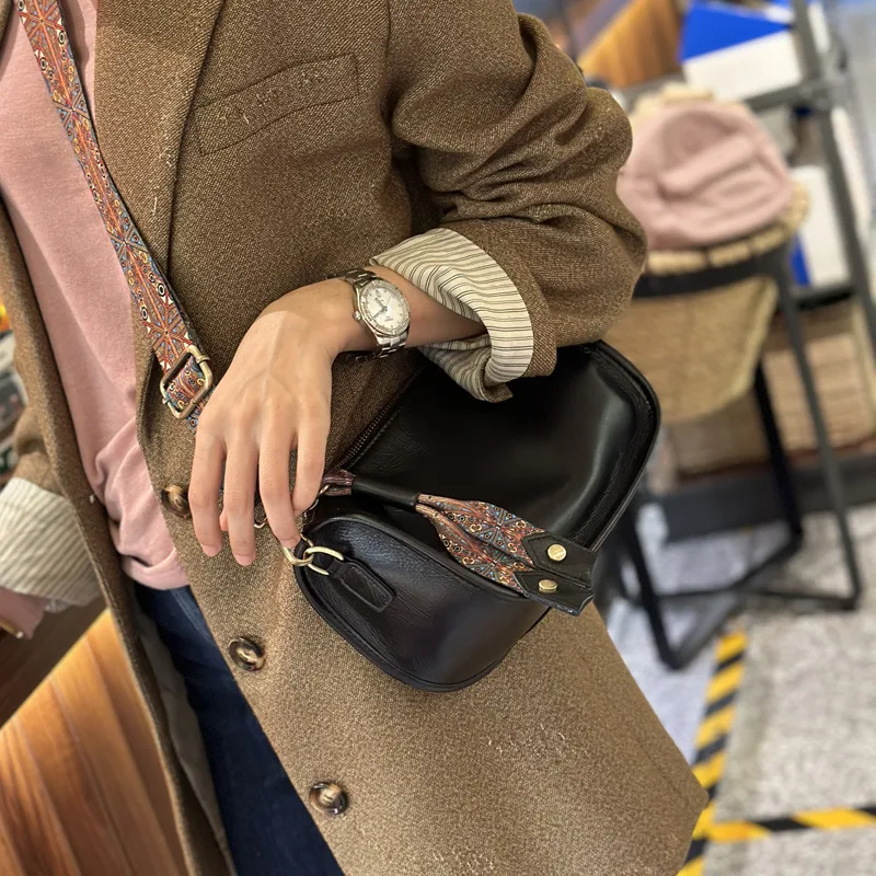 Damska torba crossbody z krowiej skóry, na jedno ramię, stylowa i praktyczna, idealna do noszenia codziennych niezbędnych rzeczy z klasą i wygodą.