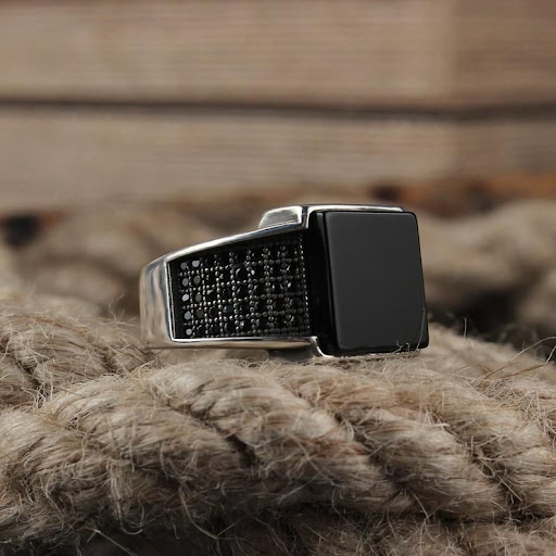 Title 4, Exaggerated Mens Ring