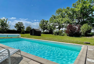 Propriété avec piscine et jardin 6