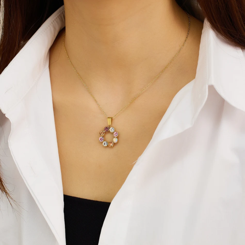 Inlegkleur Zirkoon Hanger Trui Ketting, een stijlvol sieraad voor dames. Voegt een vleugje elegantie en sprankeling toe aan elke outfit, ideaal als cadeau.