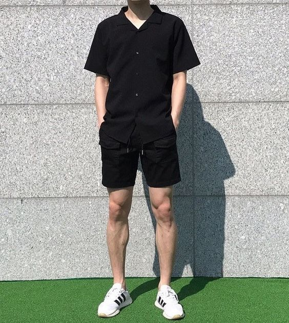 Phối đồ “tông xuyệt tông” cùng quần short và áo sơ mi ngắn tay chưa bao giờ hết hot