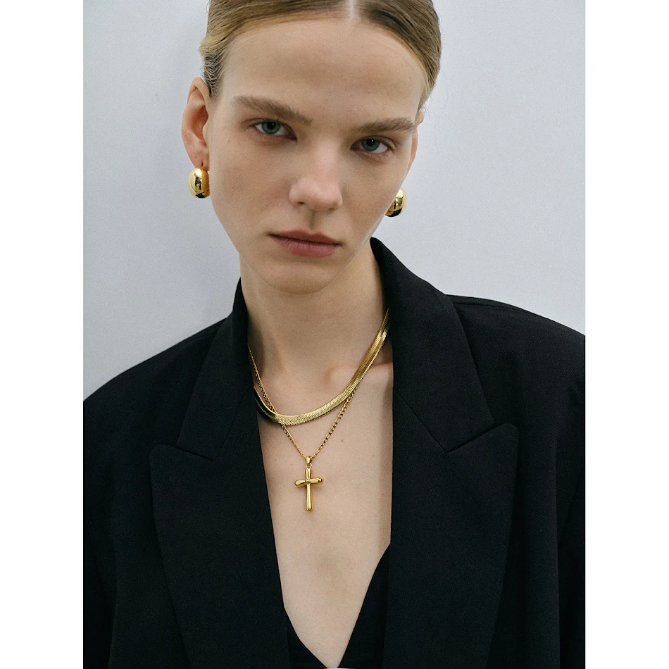 Colar com pingente de cruz em aço inoxidável banhado a ouro 18K, design simples e sofisticado, alta qualidade, perfeito para uso diário e presente.