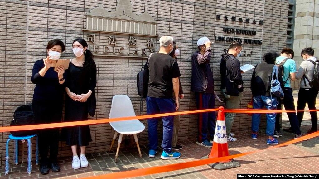 香港47名民主派人士被控串谋颠覆国家政权案,3月2日第二日提堂,仍然超过100名市民在法庭外排队声援各被告 (美国之音/汤惠芸)
