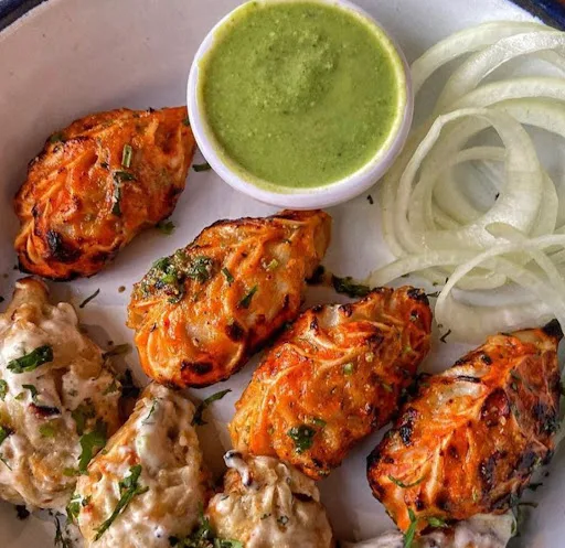 Corn & Cheese Tandoori Momos With House Chilli Dip And Mayonnaise Dip