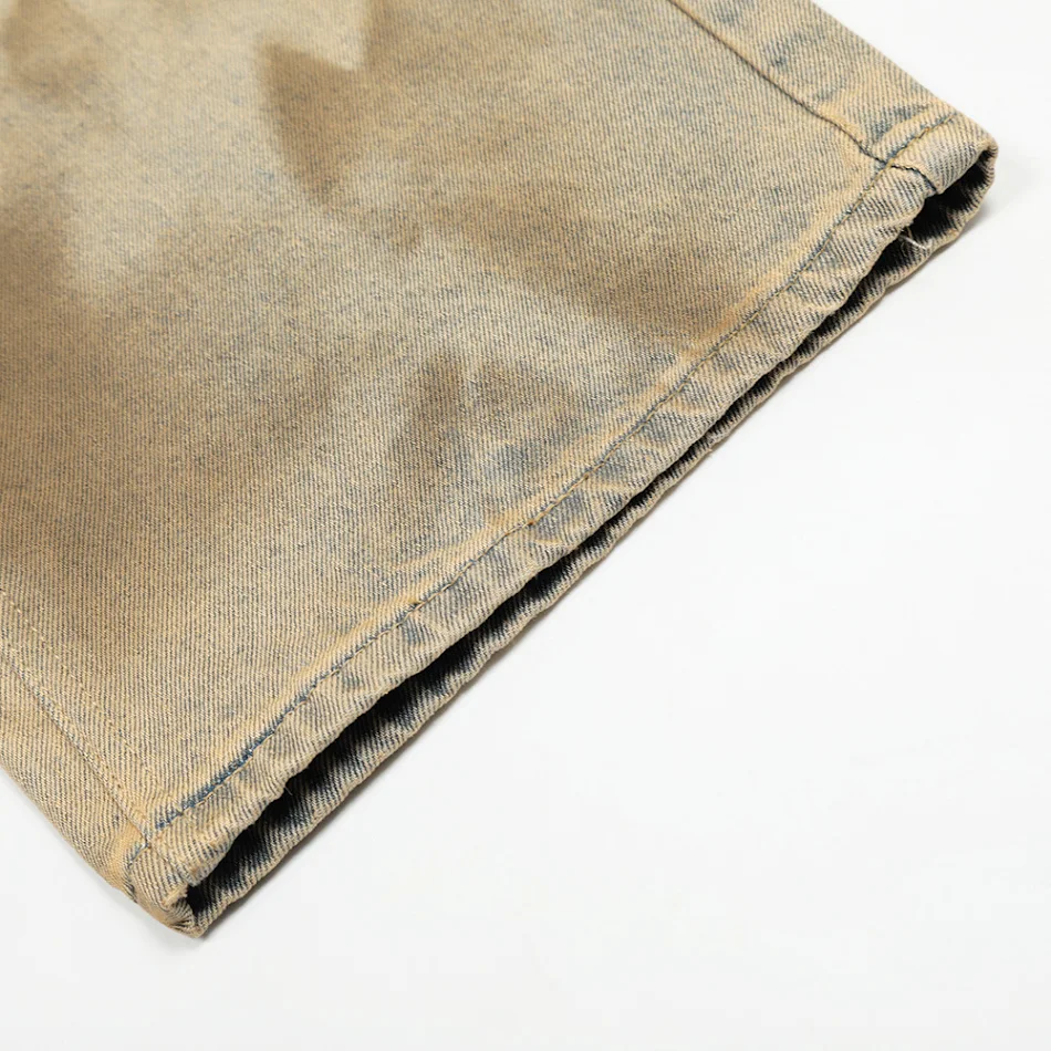 Pantalon droit teint à la boue, design ample et moderne, confort exceptionnel pour un look décontracté et stylé.
