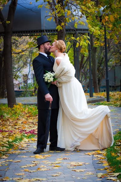 Fotógrafo de casamento Olga Emelyanova (nikinezumi). Foto de 8 de outubro 2014