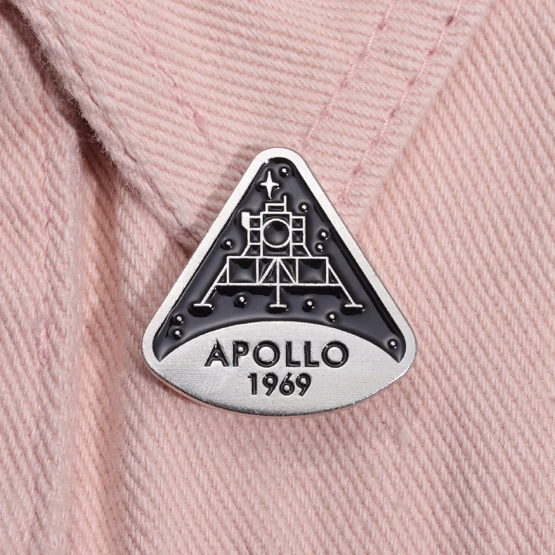 Apollo herdenkingsbroche, metalen badge succesvolle maanlanding, fashion pin. Herdenk de maanlanding met deze stijlvolle en unieke broche.