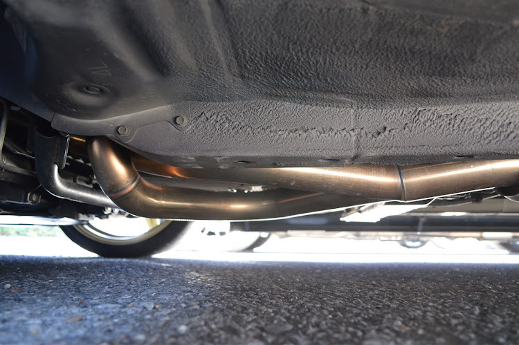 スカイライン GT-Rのスカイライン・フロントパイプ・スカイラインGT-R BNR34・下回りに関するカスタム事例の投稿画像1枚目