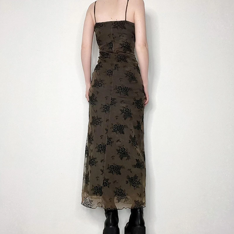 Amerykańska ciemna sukienka slip z nadrukiem vintage, elegancka i wygodna, idealna na różne okazje, podkreślająca sylwetkę.