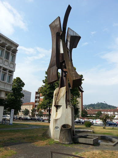 Piazza Del Tribunale Monumento